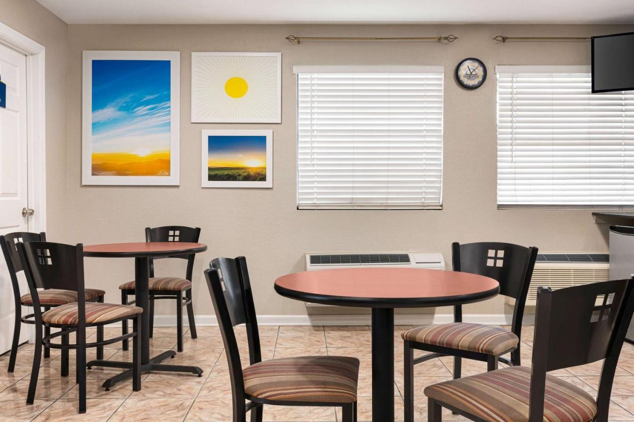 Days Inn By Wyndham Demopolis Екстериор снимка