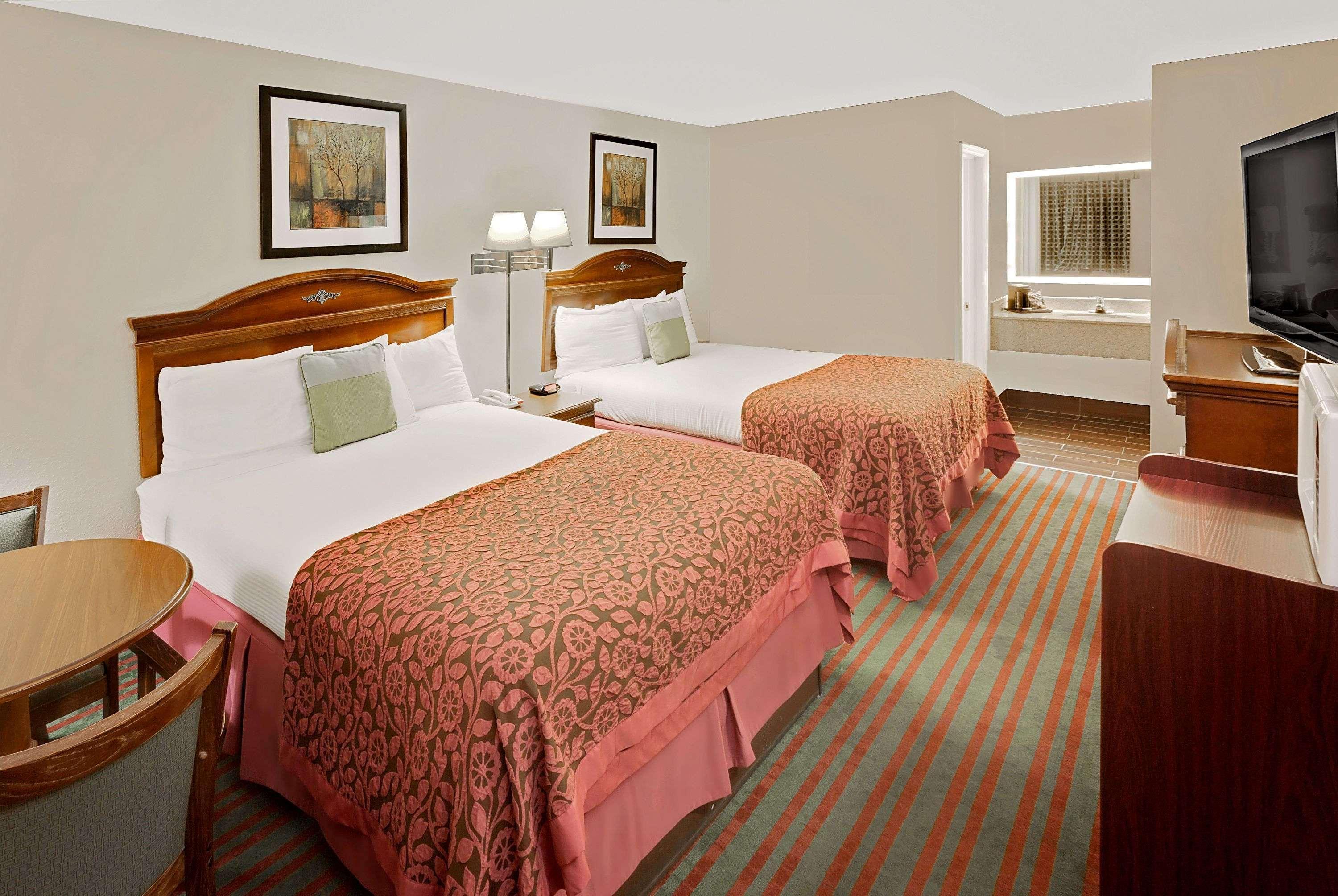 Days Inn By Wyndham Demopolis Екстериор снимка
