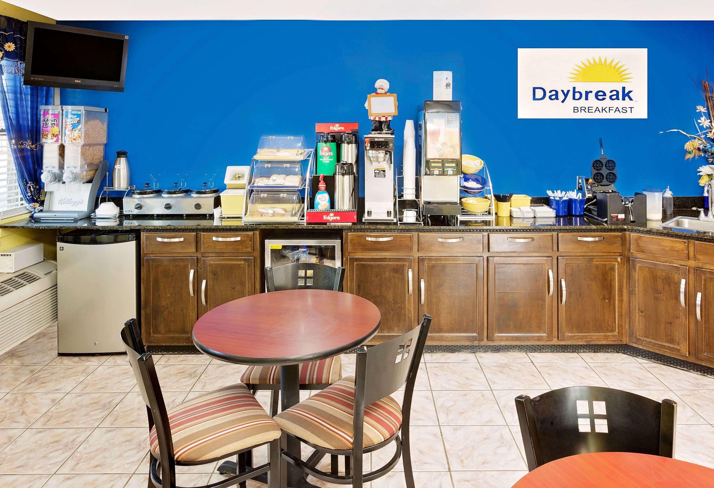 Days Inn By Wyndham Demopolis Екстериор снимка
